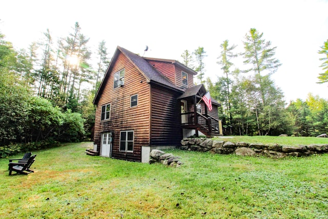 view of side of property featuring a lawn