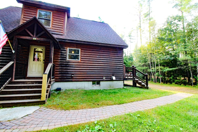 view of front of property with a front yard