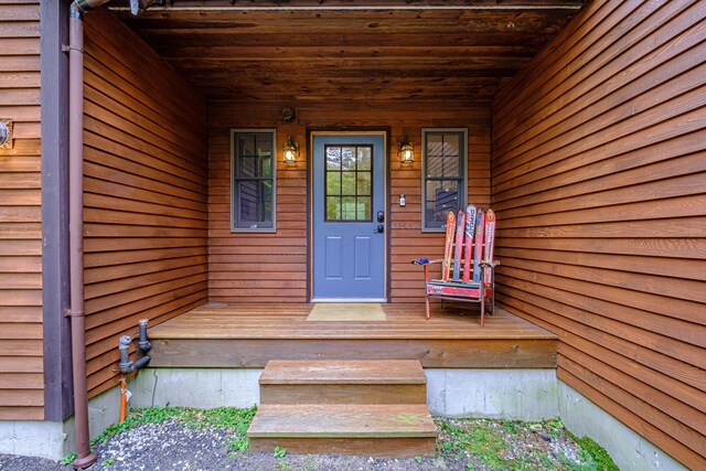 entrance to property featuring a porch