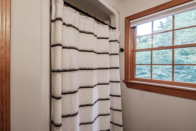 bathroom featuring curtained shower