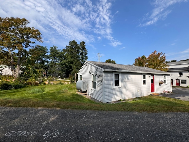 view of front of property featuring a front yard