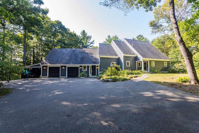 view of front facade featuring a garage and driveway