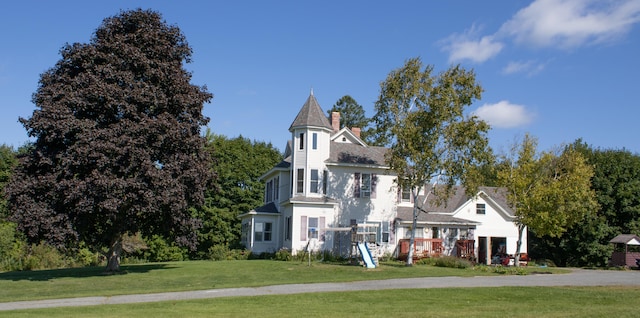 victorian home with a front yard