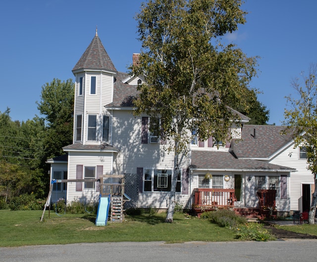 victorian house featuring a front yard