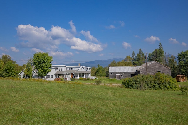 view of yard with a mountain view