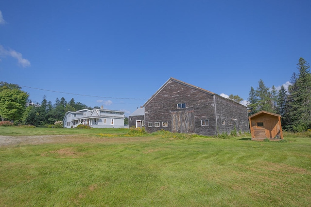 view of yard with an outdoor structure