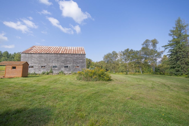 view of yard with a shed