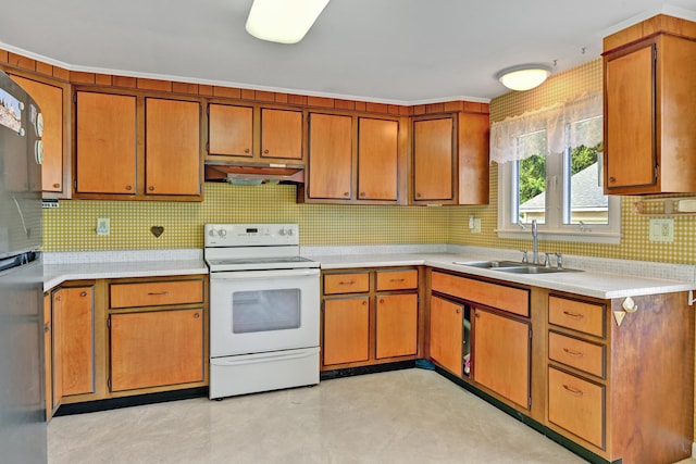 kitchen featuring electric range, tasteful backsplash, sink, stainless steel refrigerator, and crown molding