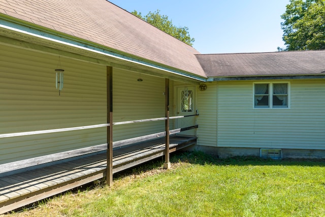 view of side of property featuring a lawn