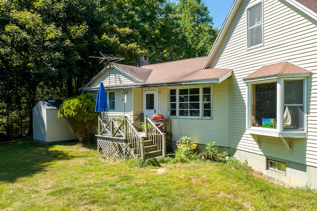 view of front of house with a front lawn and a shed