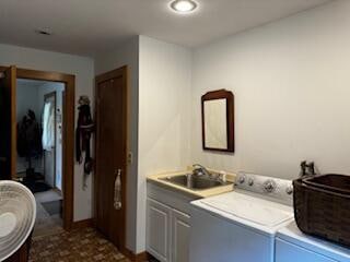 washroom featuring cabinets, sink, and independent washer and dryer