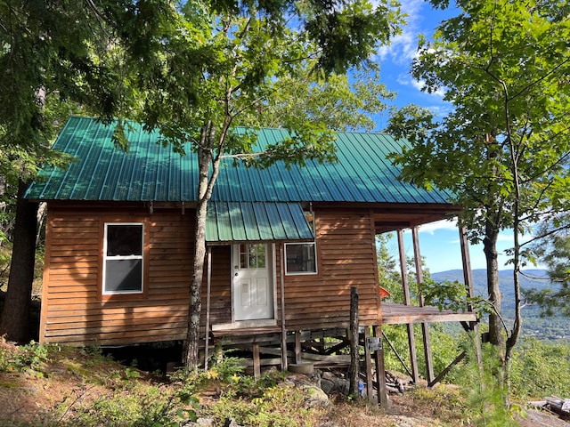 view of front of house featuring a mountain view