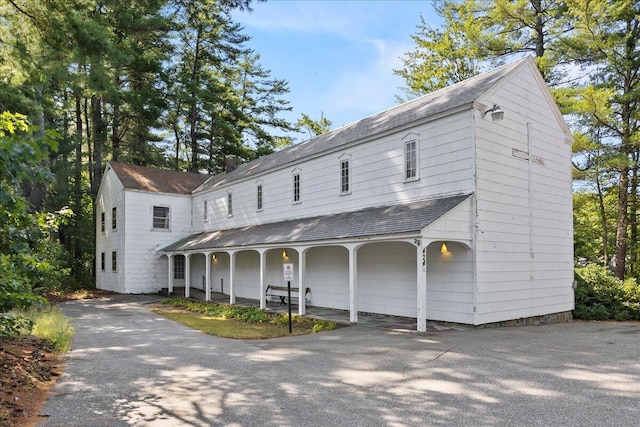 view of front facade featuring a garage