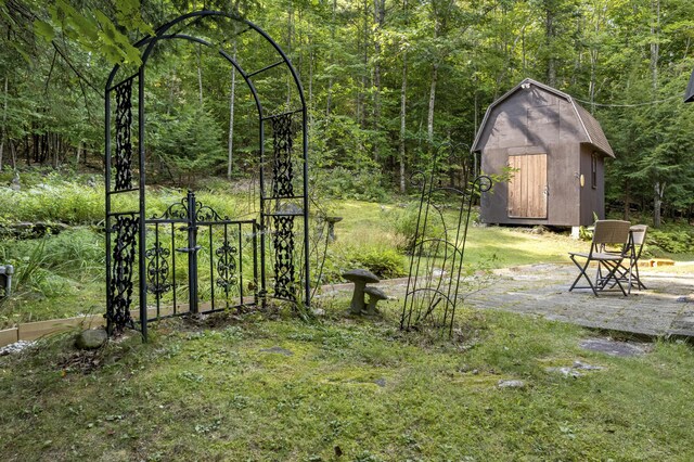 view of yard featuring a storage unit