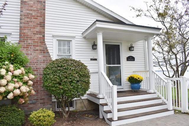 property entrance featuring a porch