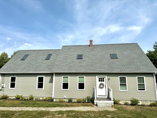 view of front of house with a front lawn