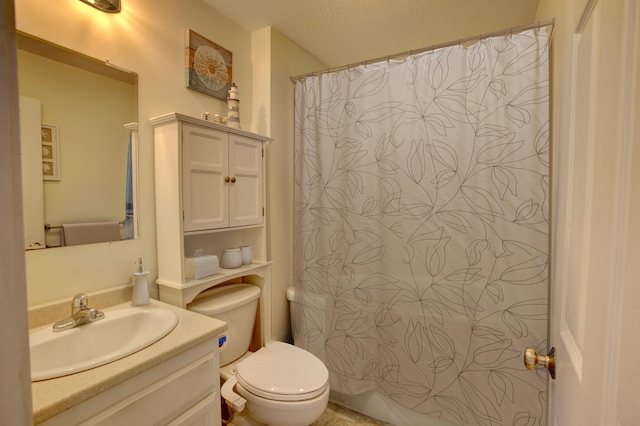 bathroom featuring a shower with shower curtain, a textured ceiling, vanity, and toilet