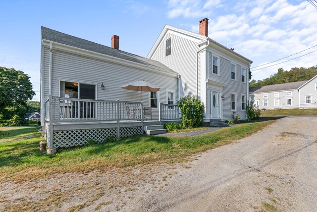 view of front facade featuring a front yard