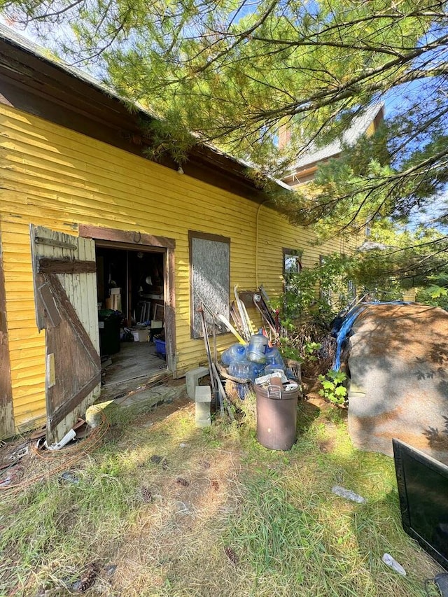 view of side of property featuring an outdoor structure