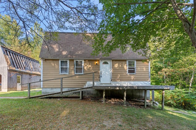 view of front facade featuring a front yard