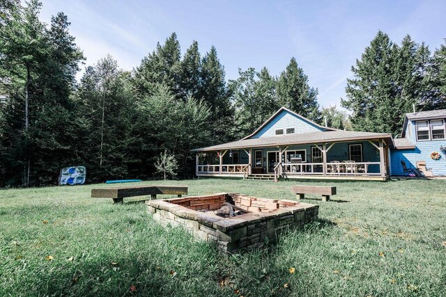 view of yard featuring a fire pit