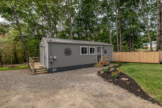 view of front of property featuring a front yard