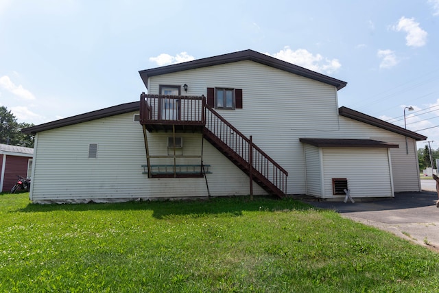 rear view of house featuring a yard