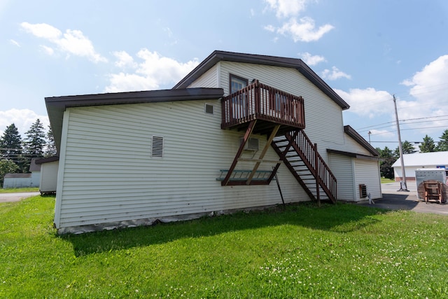 back of house featuring a lawn