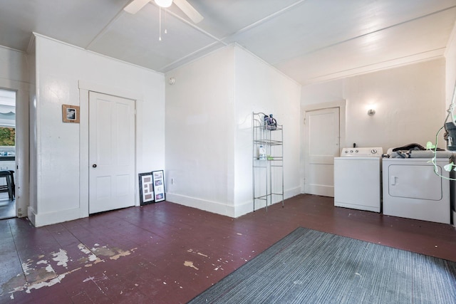 washroom featuring washing machine and clothes dryer, ceiling fan, and dark hardwood / wood-style floors