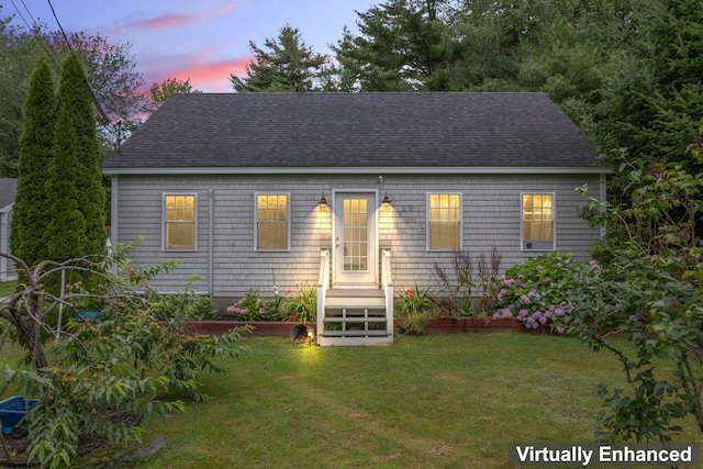 view of front of property featuring a yard