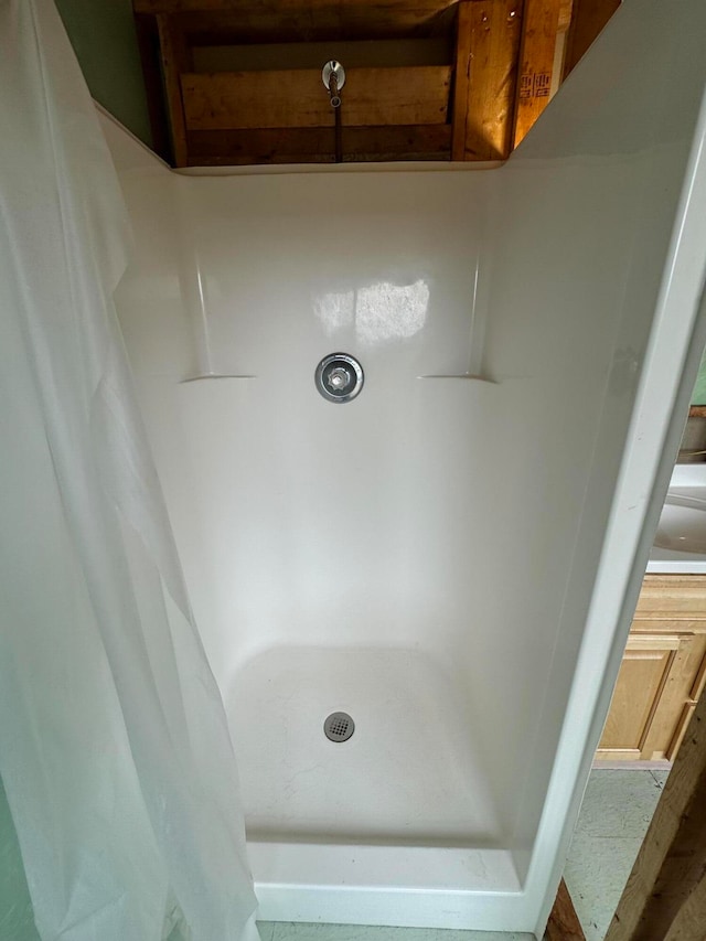 interior details with a shower with shower curtain