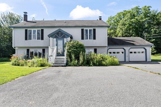 bi-level home featuring a front lawn