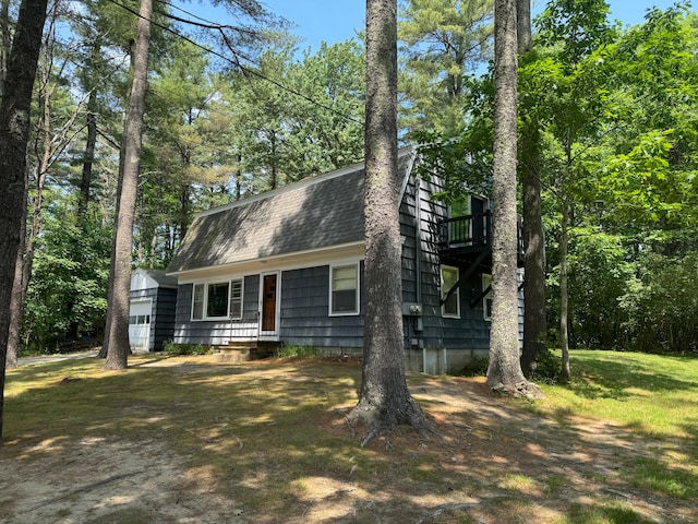 view of front of house with a front yard