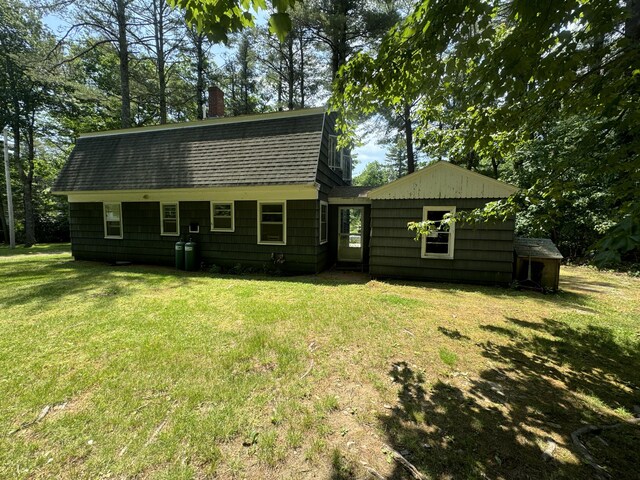 back of house featuring a lawn