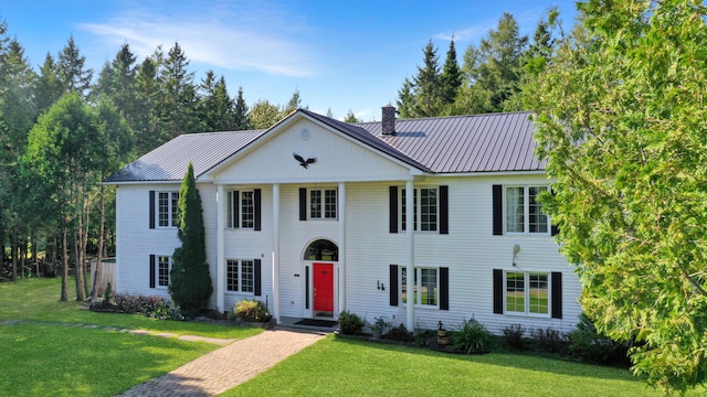 view of front facade with a front yard