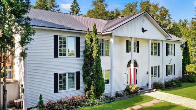 view of front facade with a front yard