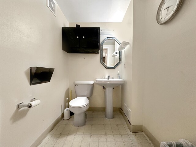 bathroom featuring toilet