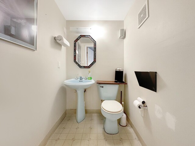 bathroom featuring toilet