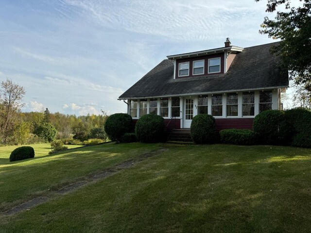 view of front facade featuring a front yard