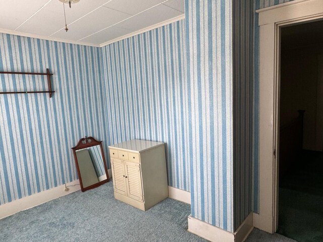 bathroom featuring crown molding