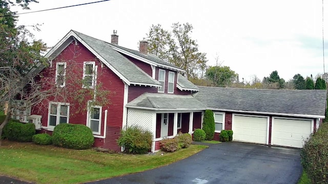 view of front facade featuring a garage and a front lawn