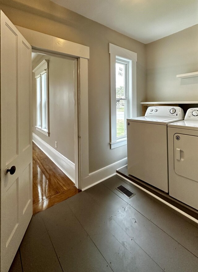 laundry room with visible vents, baseboards, laundry area, and washing machine and clothes dryer