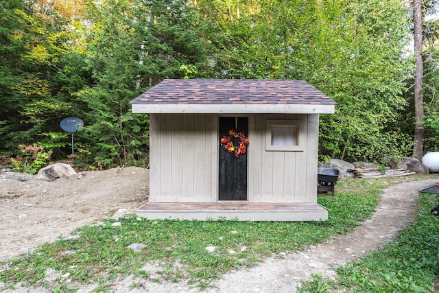 view of outbuilding