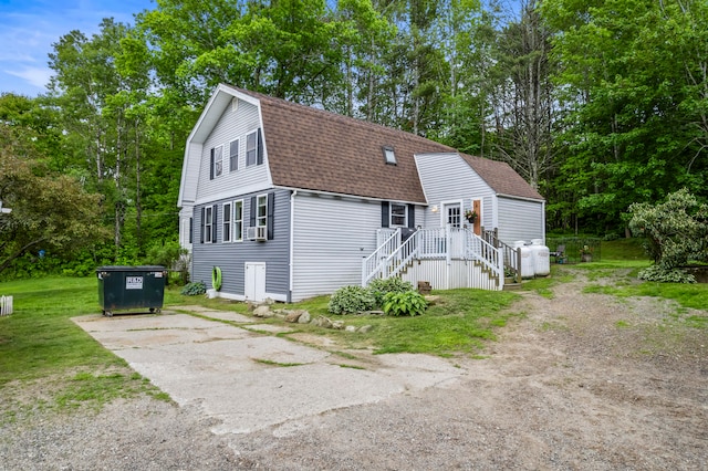 view of front of home featuring cooling unit and a front lawn