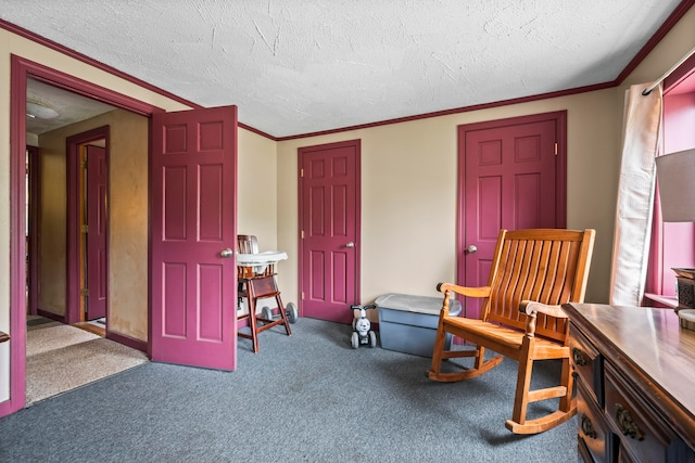 living area with a textured ceiling, crown molding, and carpet flooring