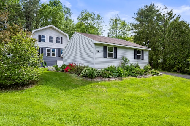 view of front of home featuring a front yard