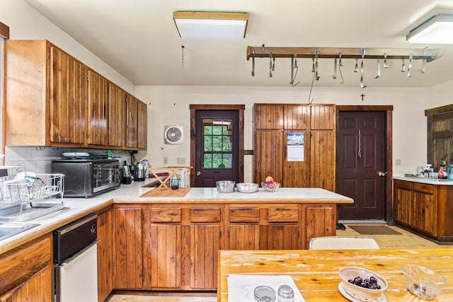 kitchen with backsplash and kitchen peninsula