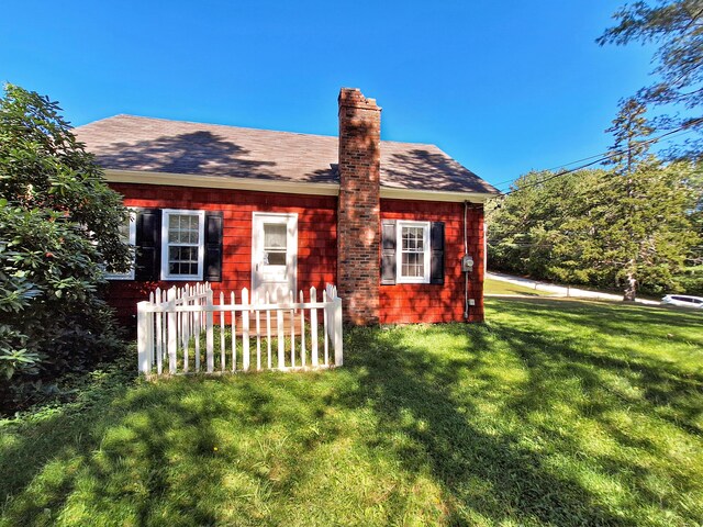 view of front of house with a front yard