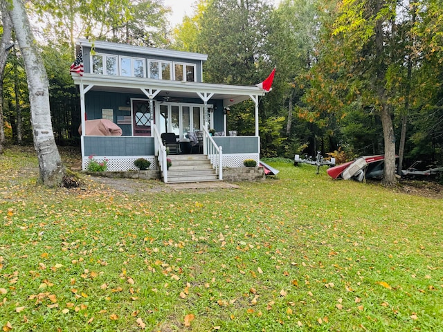 view of front of house featuring covered porch and a front yard