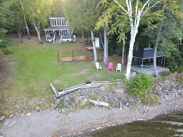 view of yard with a shed